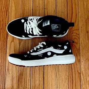 Vans black and white UltraRange Dotted sneaker sz.9